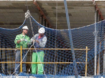 Unos albañiles trabajando en la obra Unos albañiles trabajando en la obra