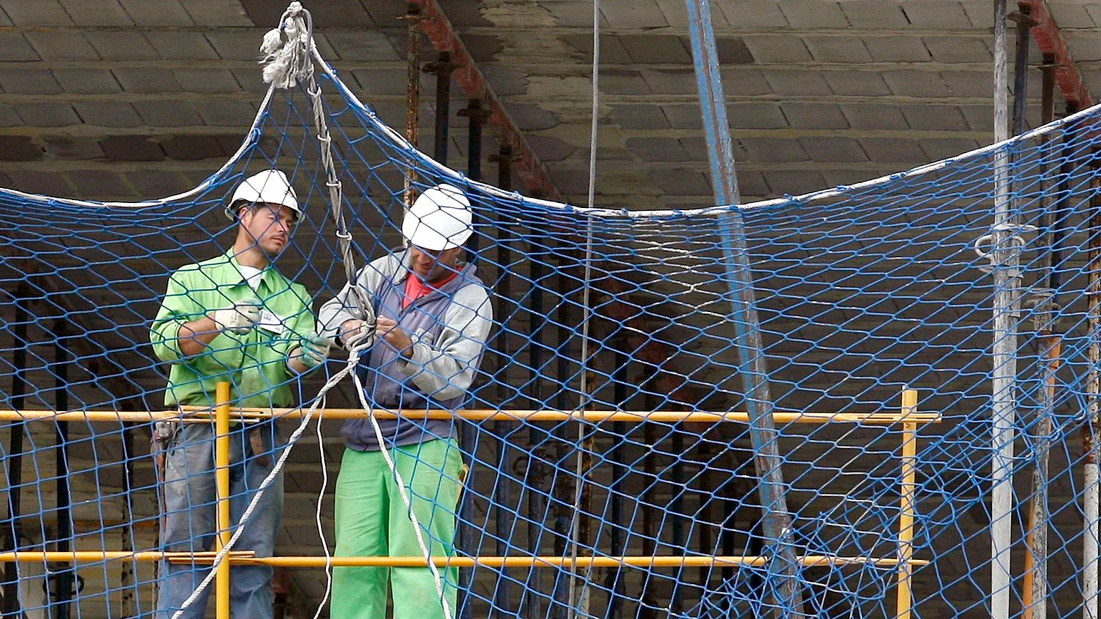 Unos albañiles trabajando en la obra