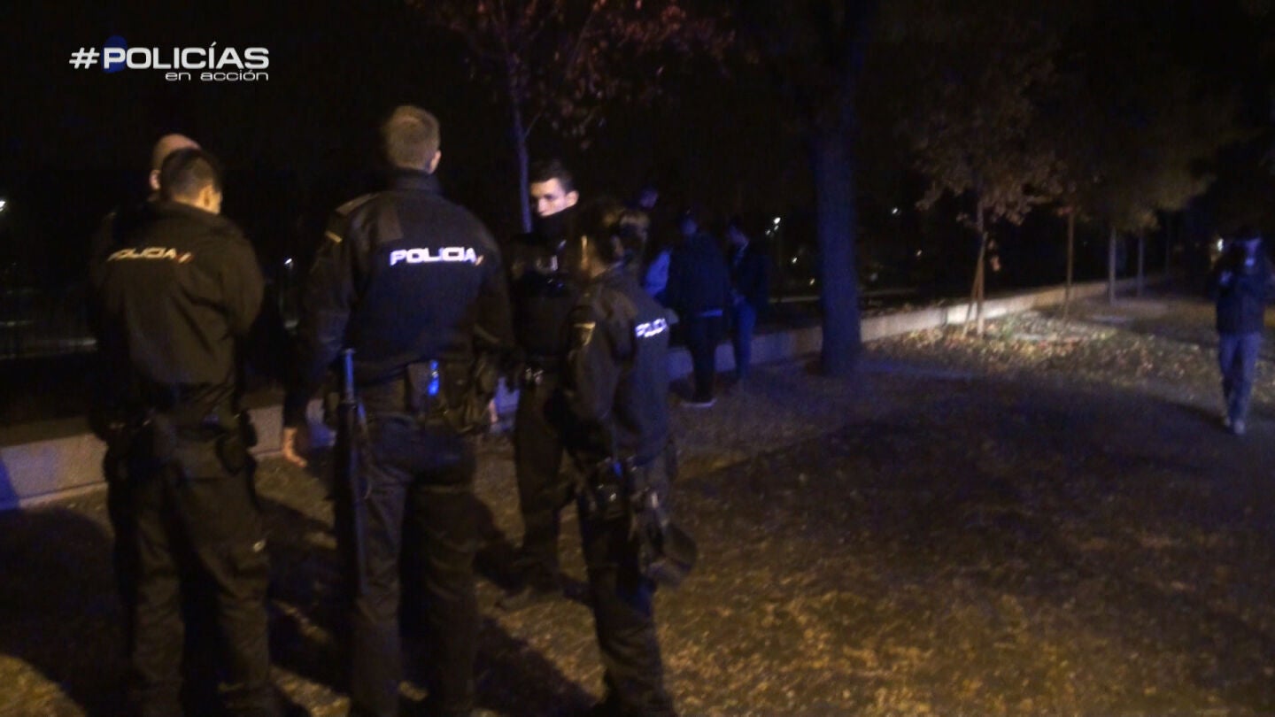 La Polic&iacute;a media en una pelea callejera con heridos: "Nos hemos pegado por uno que aqu&iacute; no est&aacute;"