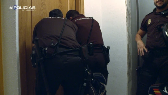 Los 'Policías en acción' acuden a un intento de suicidio: "Si vienen los Bomberos y echamos la puerta abajo, la pagas tú" Los 'Policías en acción' acuden a un intento de suicidio: "Si vienen los Bomberos y echamos la puerta abajo, la pagas tú"