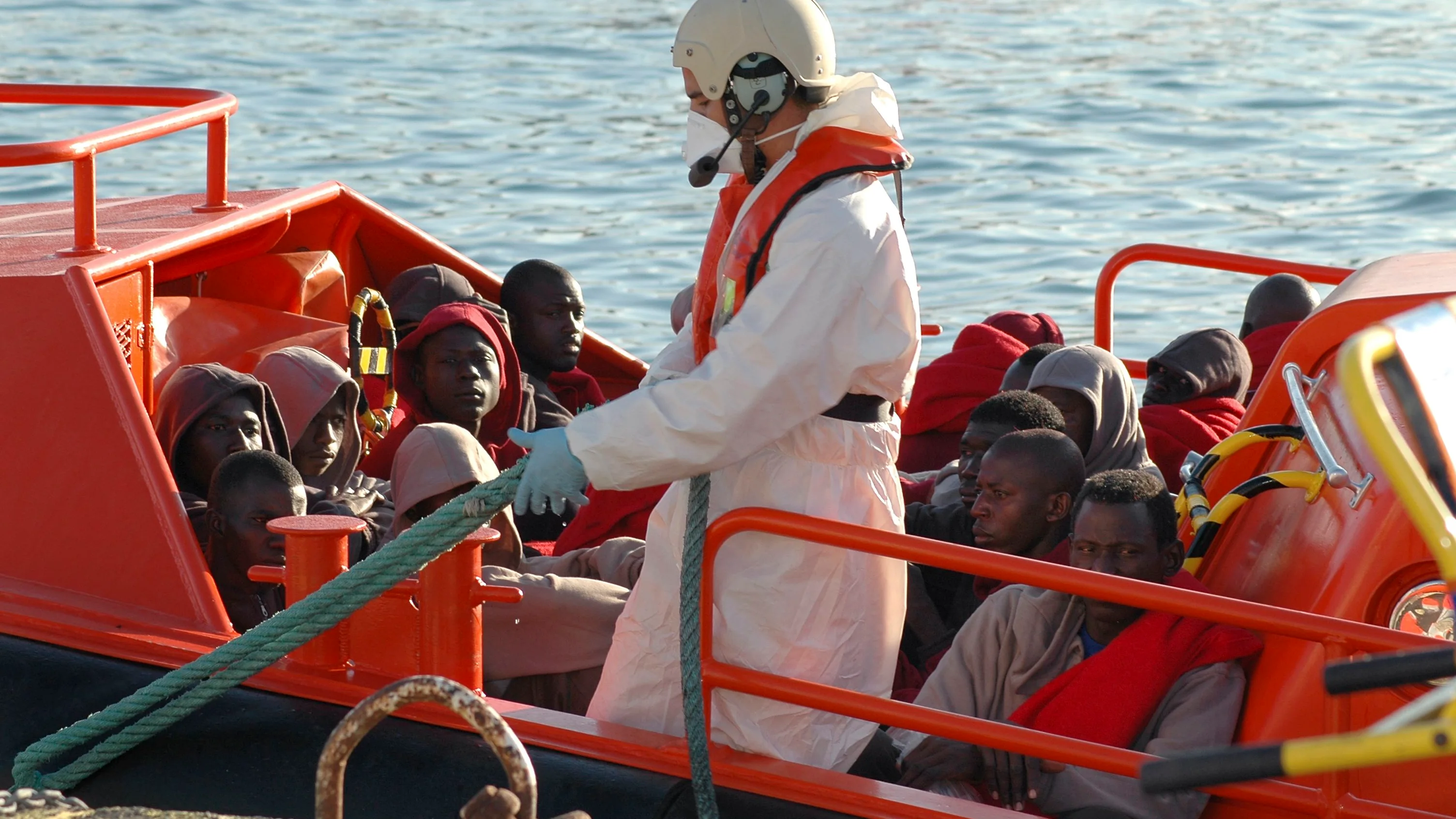 Una patera de inmigrantes en la costa