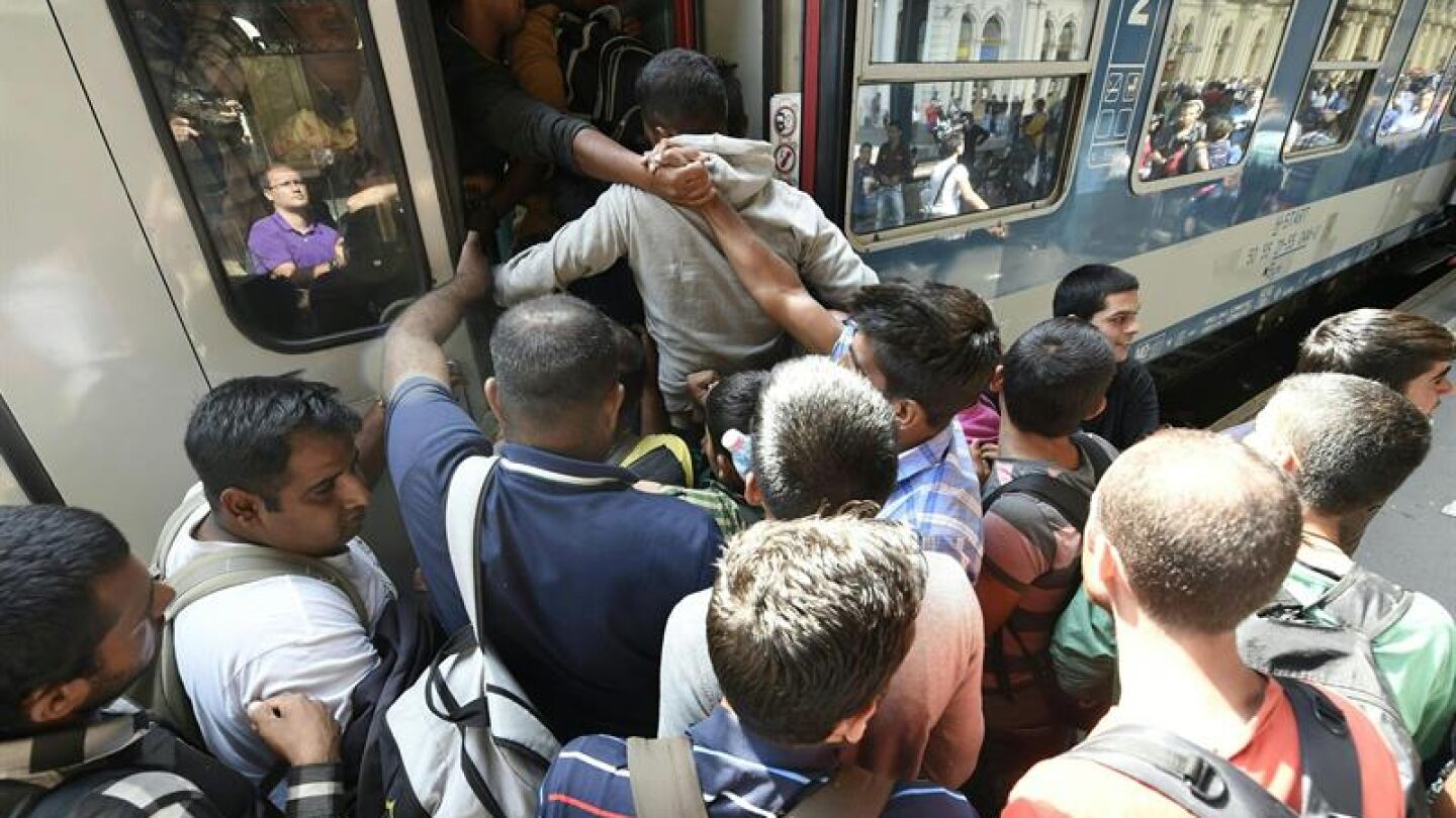 Inmigrantes subiendo a un tren en Hungr&iacute;a