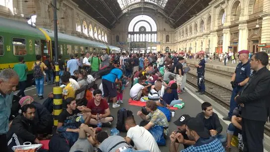Estación de Keleti llena de refugiados esperando coger un tren Estación de Keleti llena de refugiados esperando coger un tren