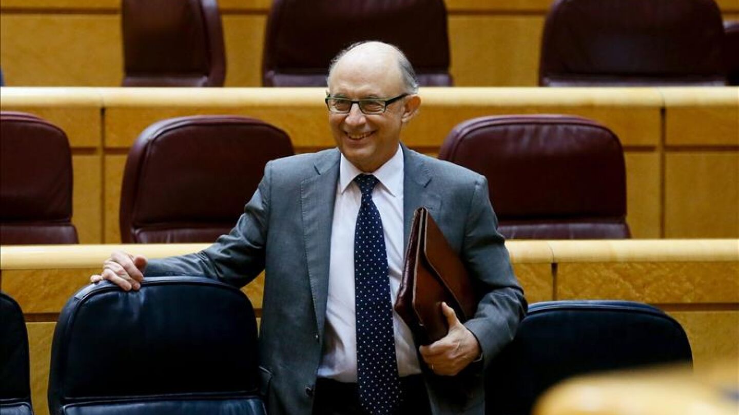El ministro de Hacienda y Administraciones P&uacute;blicas, Crist&oacute;bal Montoro, a su llegada al Senado. 