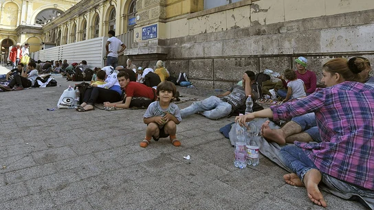 Inmigrantes descansan en el exterior de la estación Keleti de Budapest Inmigrantes descansan en el exterior de la estación Keleti de Budapest