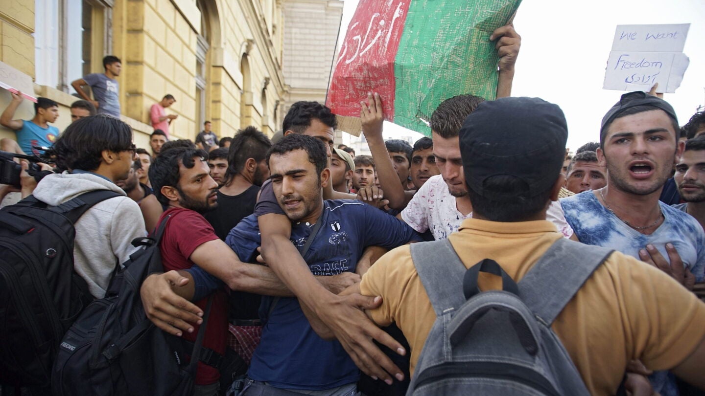 Inmigrantes agolpados en la puerta de la estaci&oacute;n de Keleti