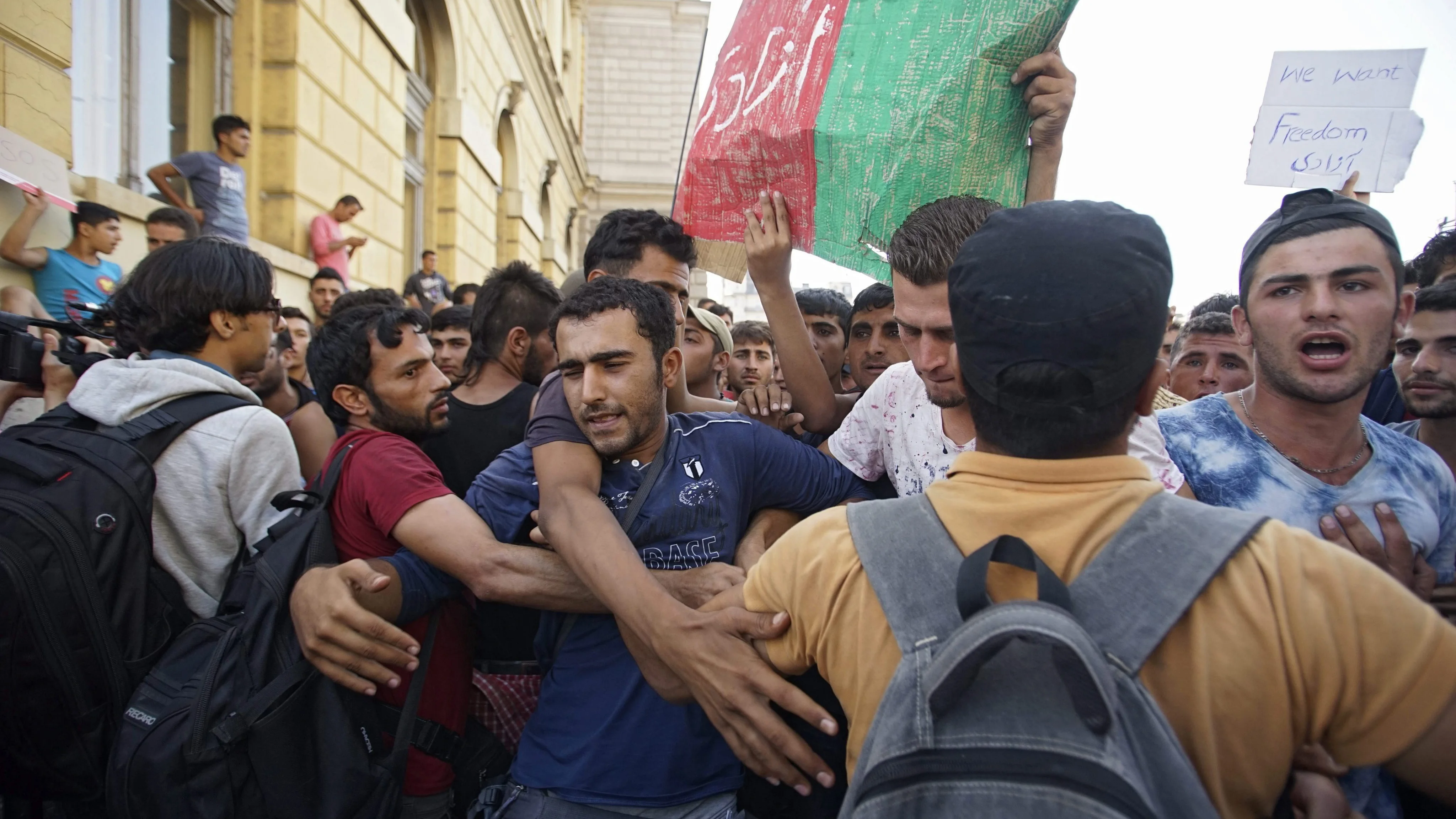 Inmigrantes agolpados en la puerta de la estación de Keleti