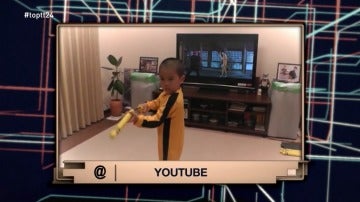 Un niño aprende los movimientos de Bruce Lee con los nunchacos