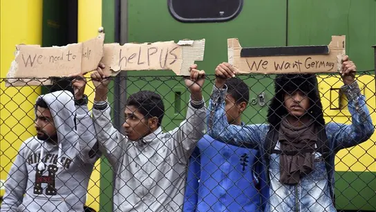 Refugiados piden ayuda para llegar a Alemania Refugiados piden ayuda para llegar a Alemania
