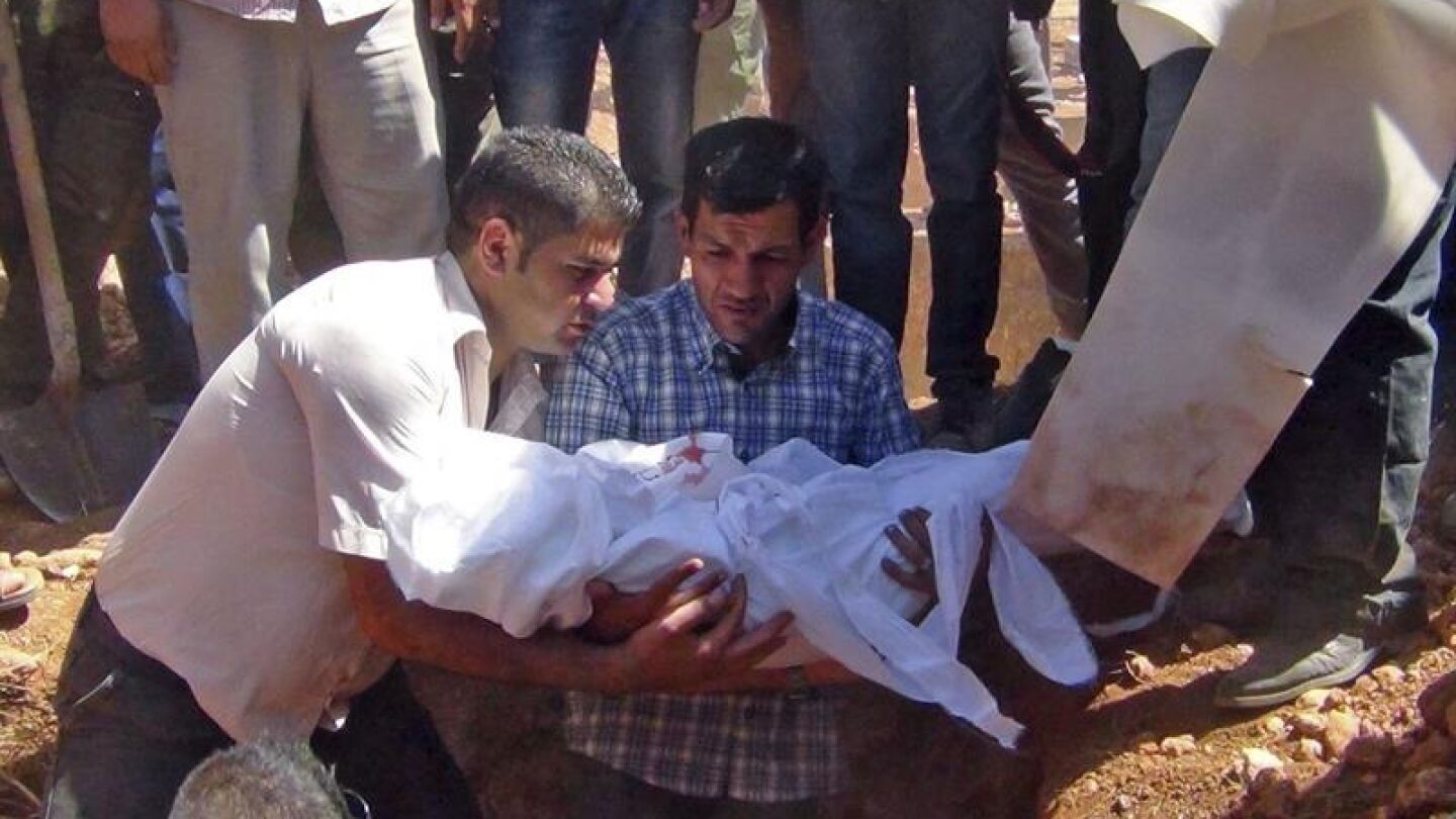 El padre de Aylan sostiene el cuerpo de su hijo