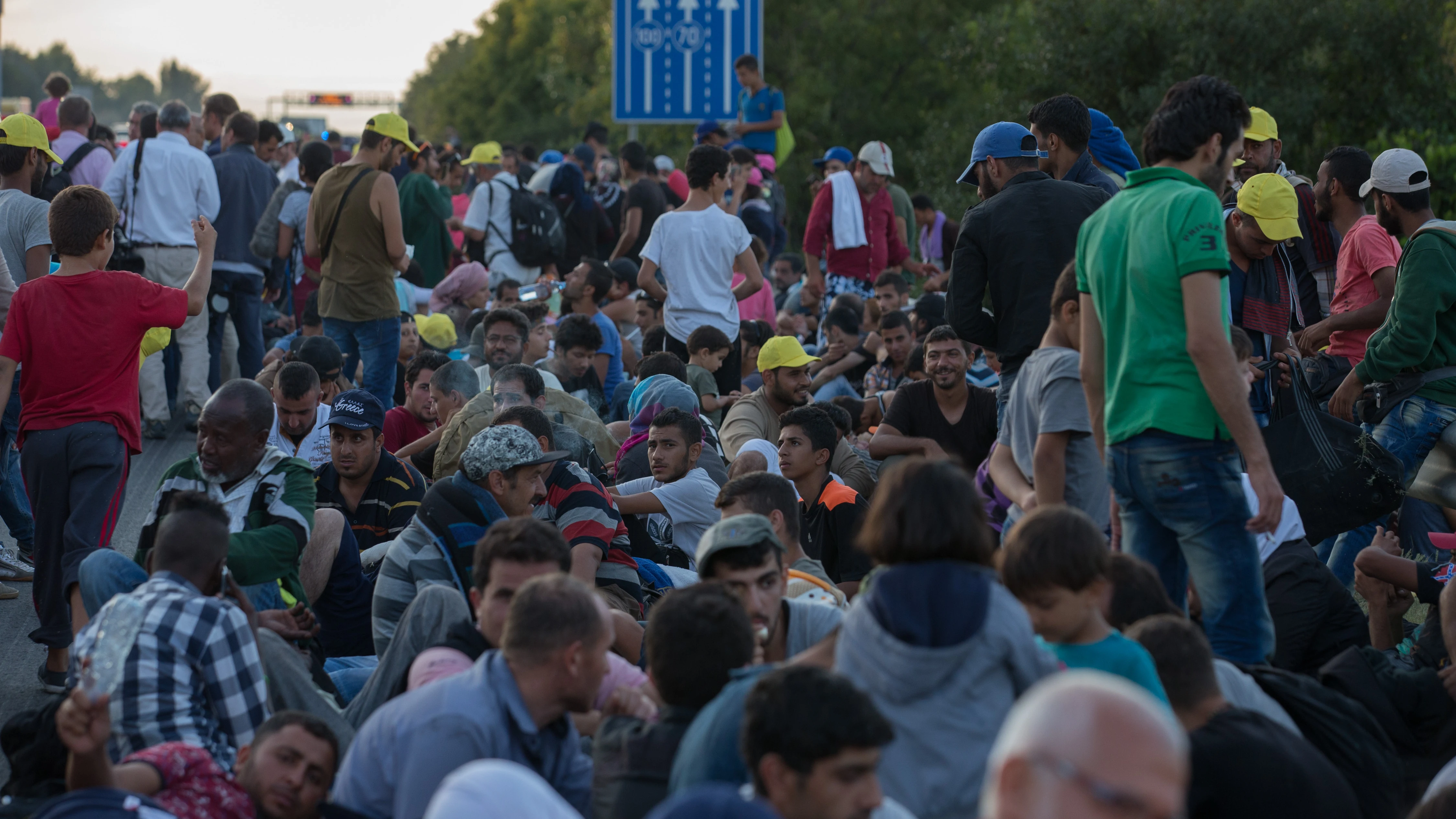 Refugiados sirios junto a una carretera