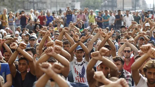 Inmigrantes frente a la estación de tren de Budapest Inmigrantes frente a la estación de tren de Budapest