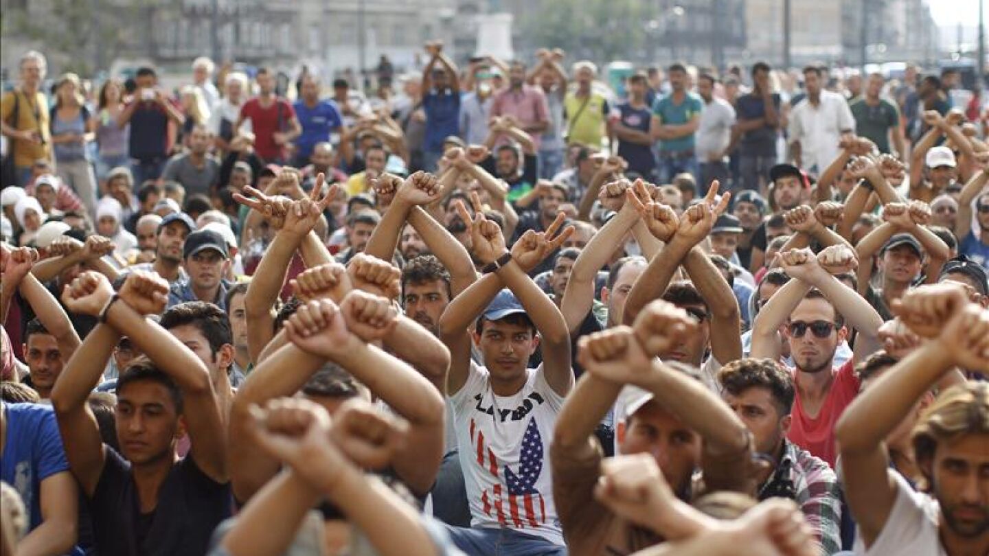 Inmigrantes frente a la estaci&oacute;n de tren de Budapest