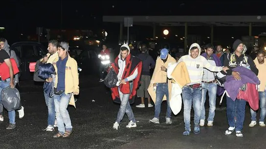 Los siete primeros autobuses con refugiados llegaron a la frontera con Austria Los siete primeros autobuses con refugiados llegaron a la frontera con Austria