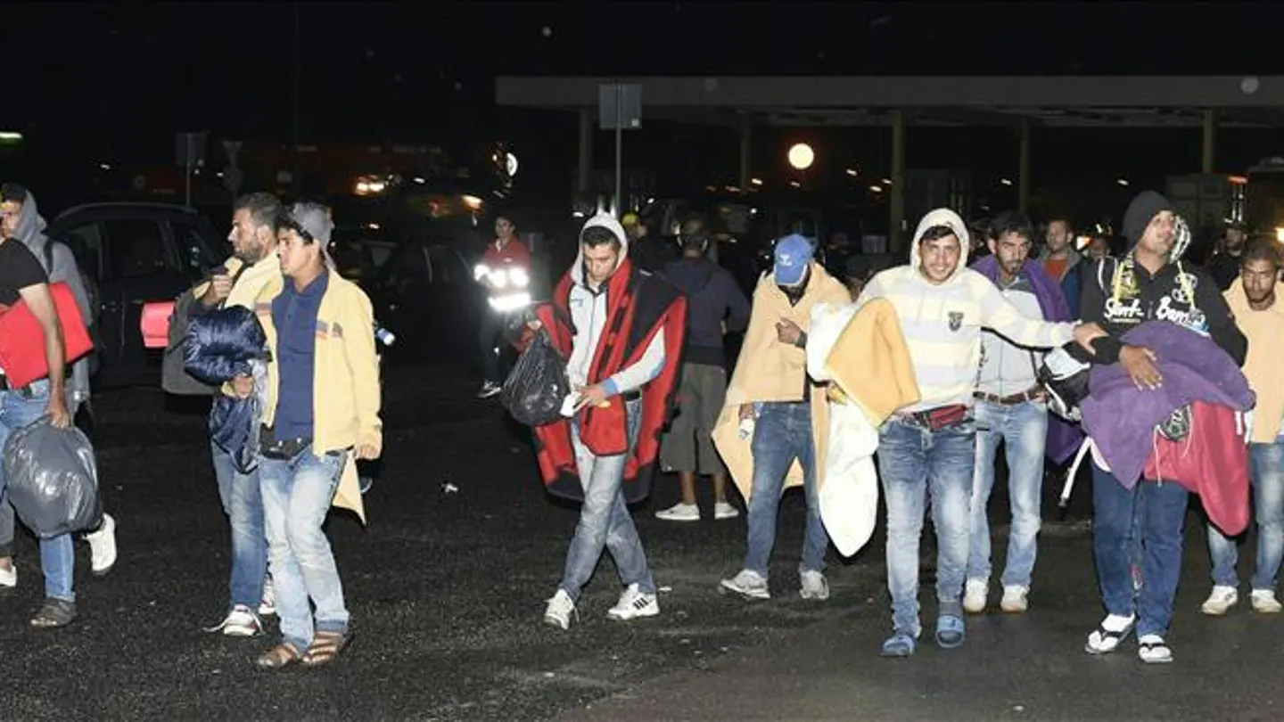 Los siete primeros autobuses con refugiados llegaron a la frontera con Austria Los siete primeros autobuses con refugiados llegaron a la frontera con Austria