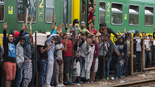 Refugiados en la estación de tren Refugiados en la estación de tren