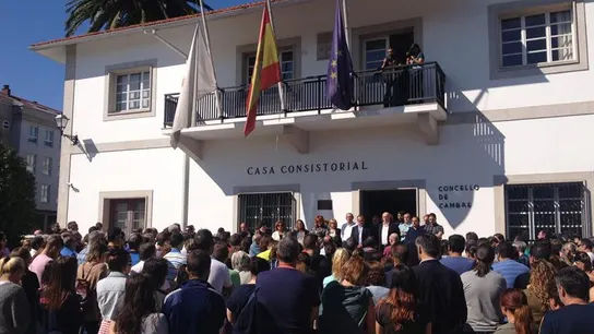Medio millar de personas se han concentrado ante el Consistorio de Cambre Medio millar de personas se han concentrado ante el Consistorio de Cambre