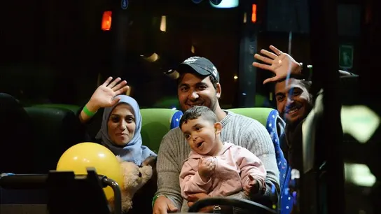 Una familia de refugiados en el interior de un autobús que les llevará a Munich Una familia de refugiados en el interior de un autobús que les llevará a Munich