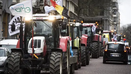 Los tractores llegan en masa a Bruselas en protesta por el precio de la leche Los tractores llegan en masa a Bruselas en protesta por el precio de la leche
