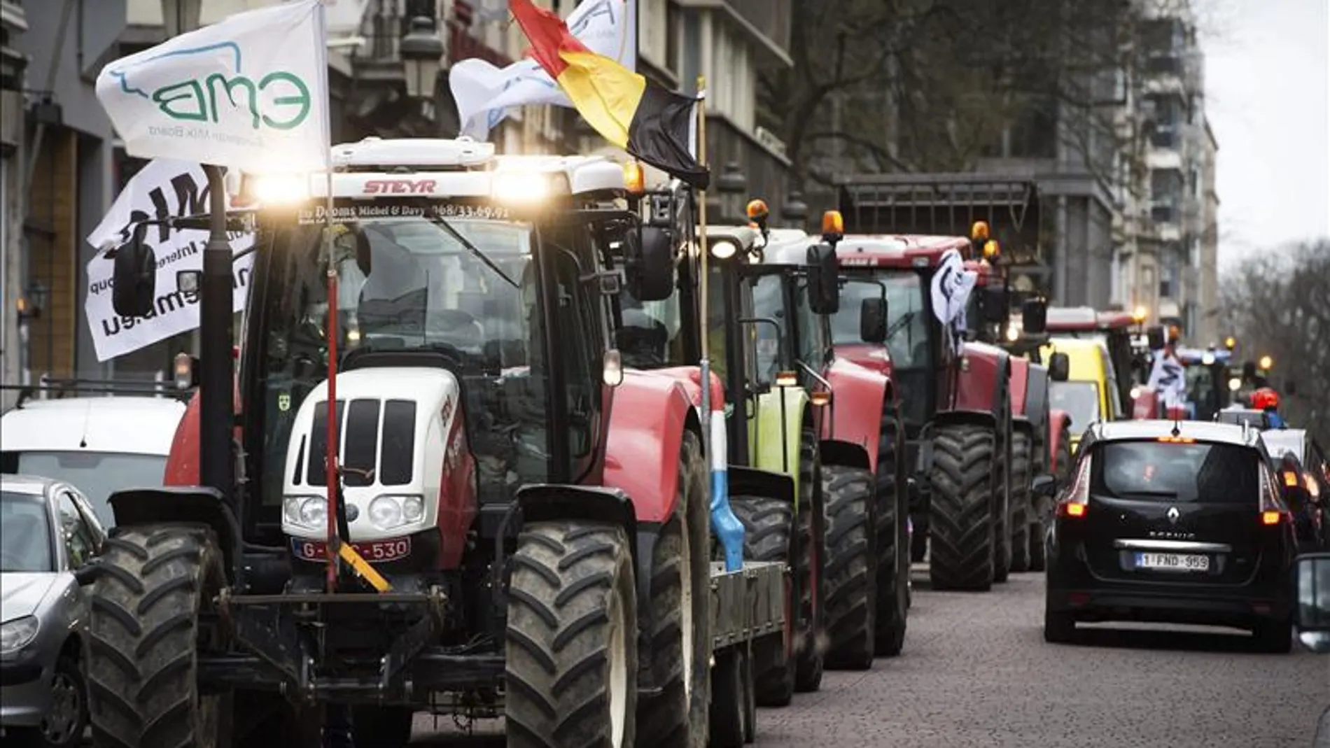 Los tractores llegan en masa a Bruselas en protesta por el precio de la leche