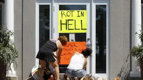 Varias personas ponen velas en la clínica del dentista que mató a Cecil Varias personas ponen velas en la clínica del dentista que mató a Cecil