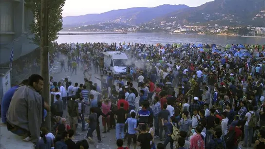 Inmigrantes y refugiados participan en una protesta en la isla de Lesbos Inmigrantes y refugiados participan en una protesta en la isla de Lesbos