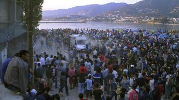 Inmigrantes y refugiados participan en una protesta en la isla de Lesbos