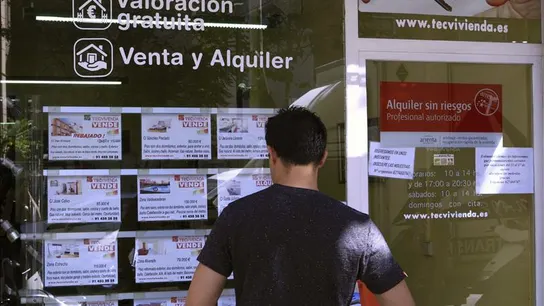 Vista de un escaparate de una inmobiliaria en Madrid Vista de un escaparate de una inmobiliaria en Madrid