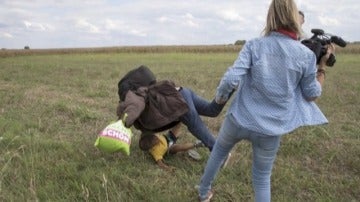 Hungría imputa a la cámara que zancadilleó a refugiados