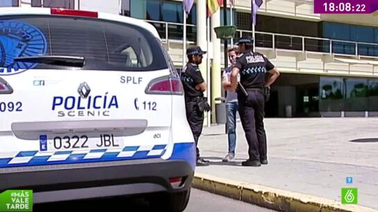 La Polic&iacute;a 'antiodio' de Fuenlabrada hablando con un joven