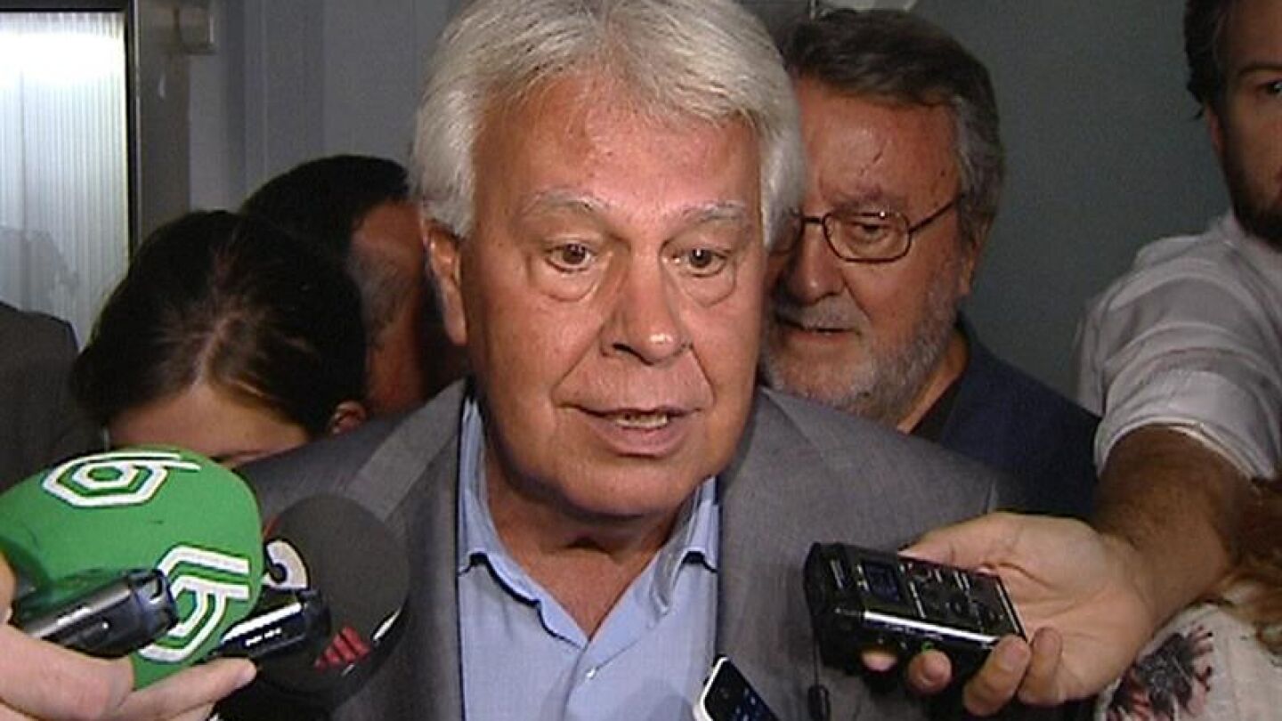 Felipe Gonz&aacute;lez habla ante los medios