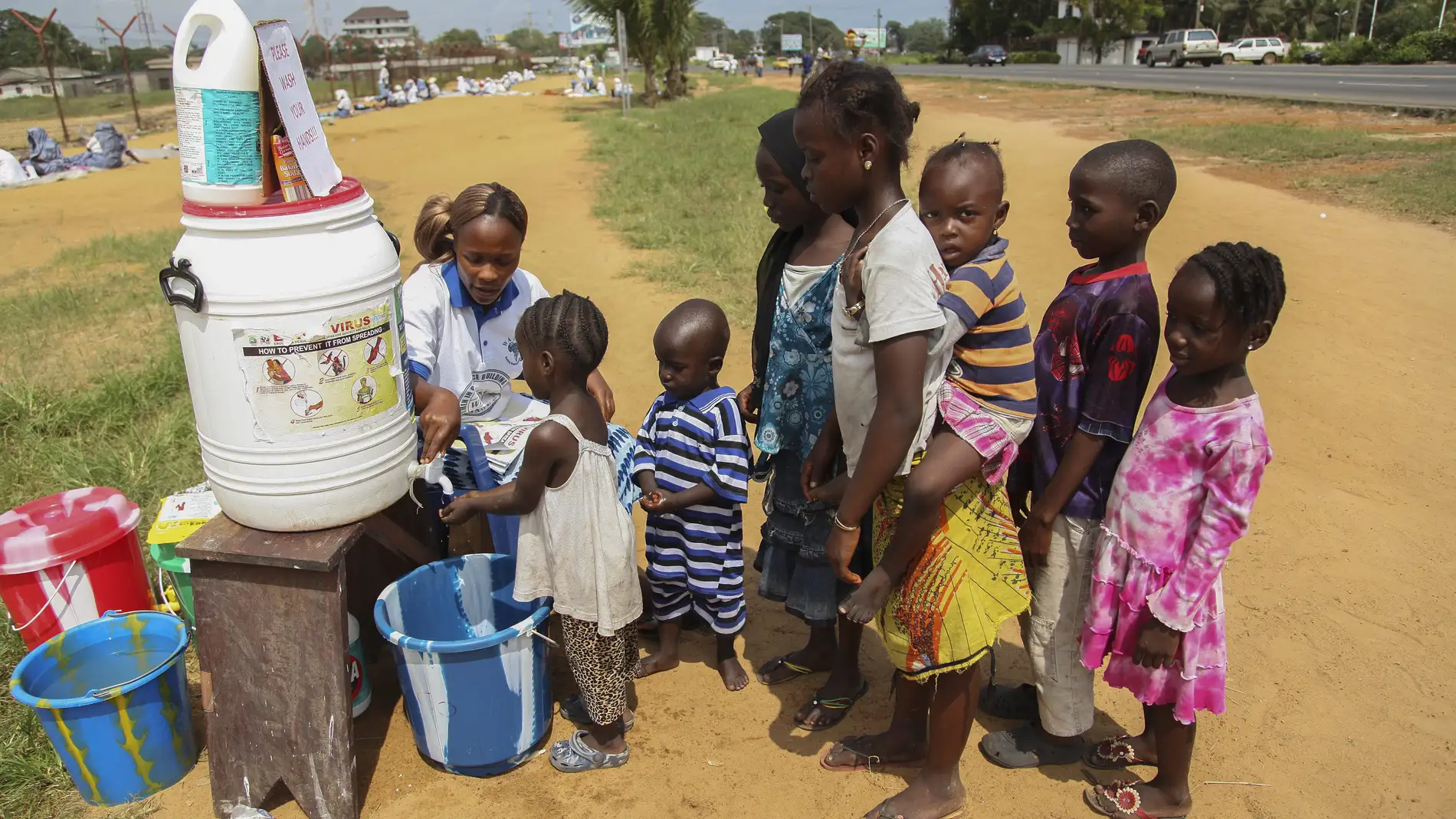 Niños se lavan las manos en una aldea de