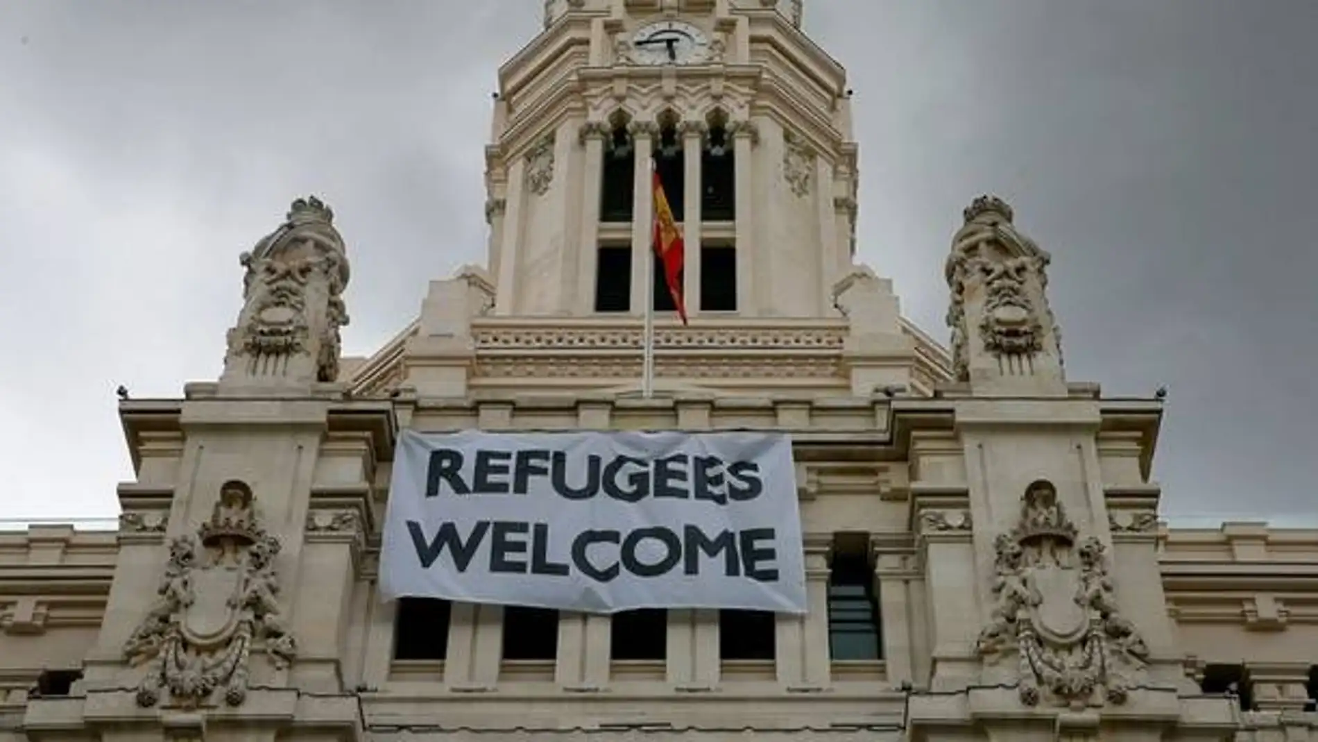Cartel de bienvenida a los refugiados en el Ayuntamiento de Madrid.