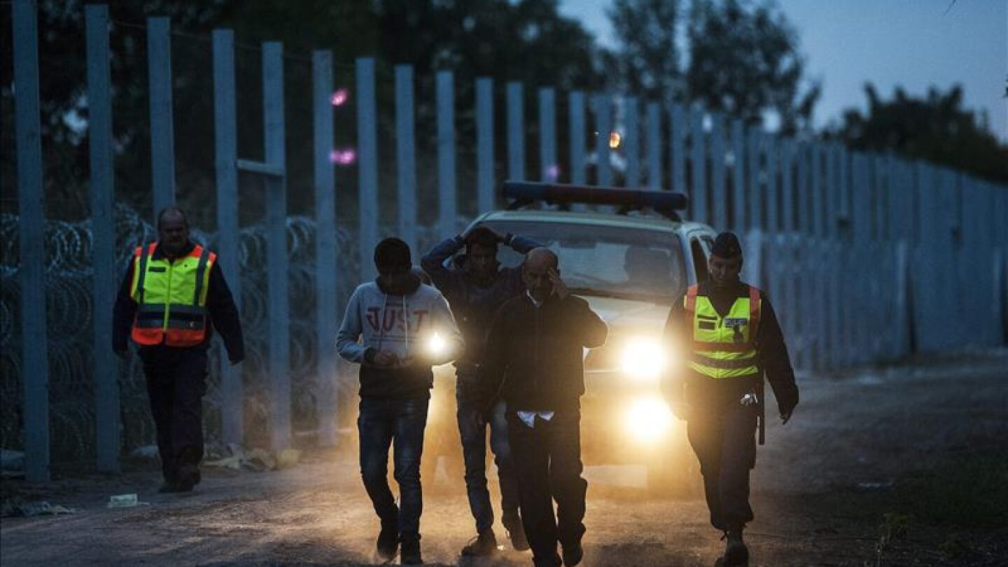 Polic&iacute;as h&uacute;ngaros escoltan a migrantes tras entrar en Hungr&iacute;a desde Serbia