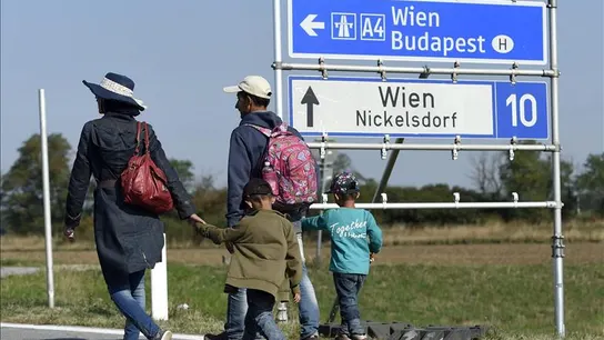 Refugiados procedentes de Hungría llegan a la ciudad de Nickelsdorf Refugiados procedentes de Hungría llegan a la ciudad de Nickelsdorf