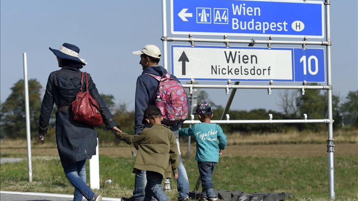 Refugiados procedentes de Hungr&iacute;a llegan a la ciudad de Nickelsdorf