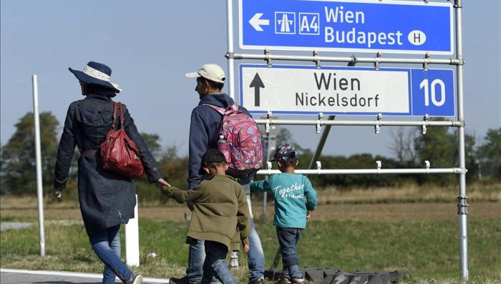 Refugiados procedentes de Hungría llegan a la ciudad de Nickelsdorf