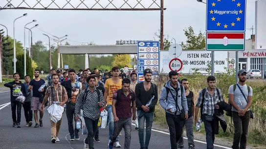 Austria corta una autopista debido a la llegada de casi 12.000 refugiados a la frontera Austria corta una autopista debido a la llegada de casi 12.000 refugiados a la frontera