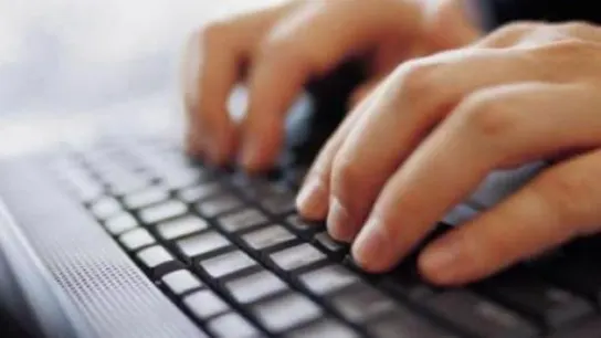 La campaña de la renta arranca este 1 de abril Persona utilizando un ordenador.