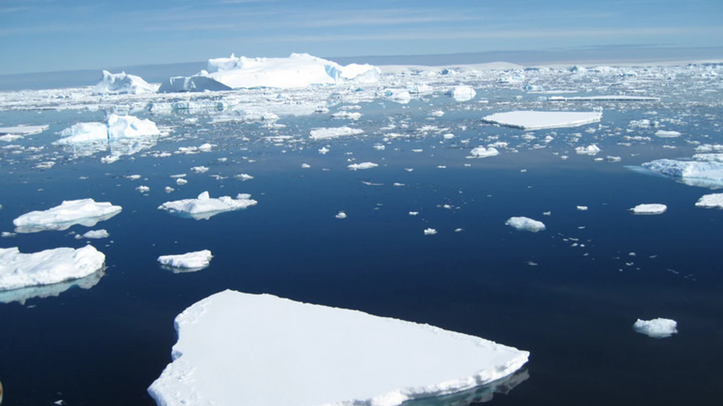 Icebergs flotando en el océano Antártico Icebergs flotan en el océano Antártico