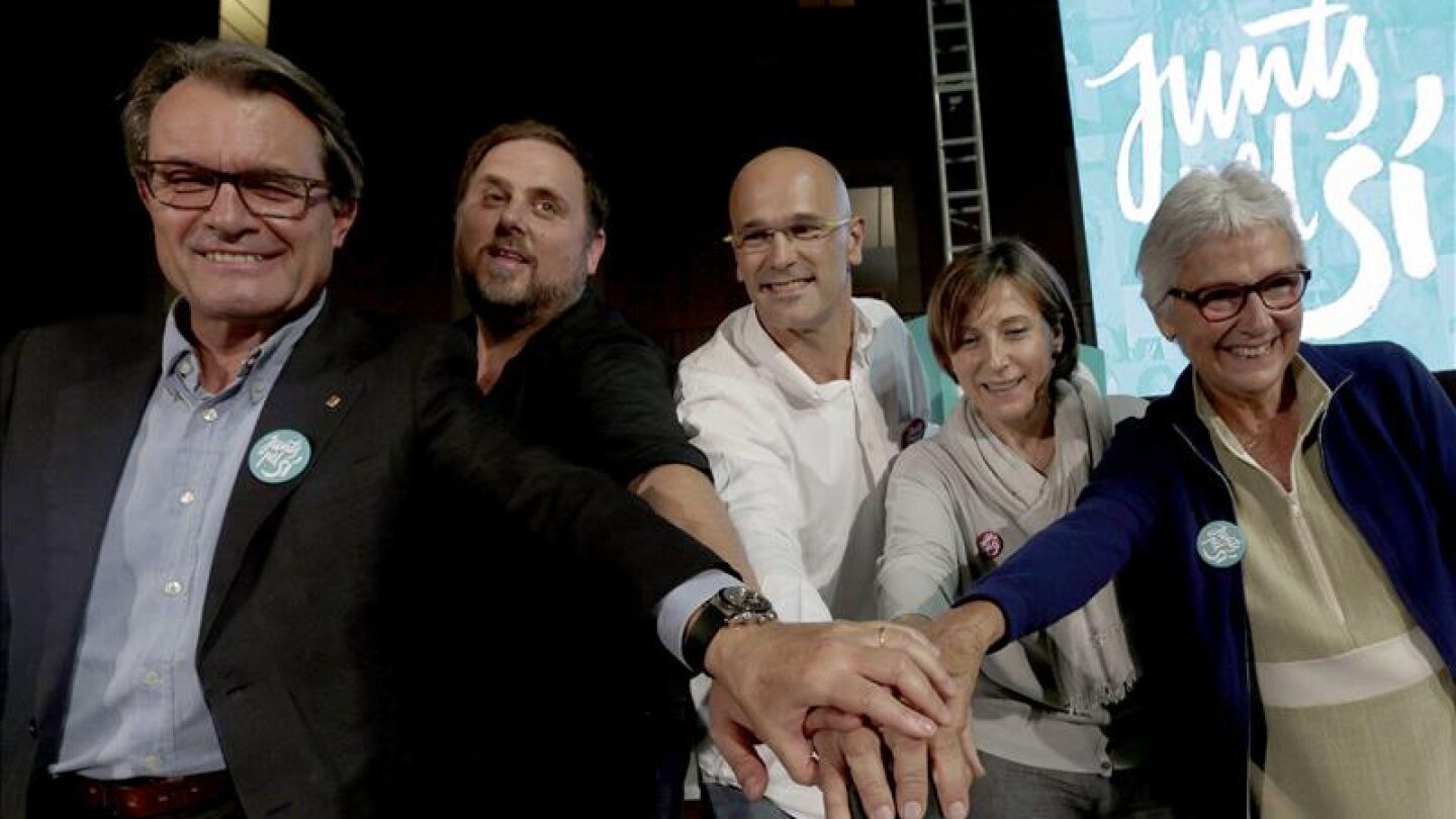 Oriol Junqueras junto a los candidatos de Junts pel S&iacute;, en un acto este viernes.