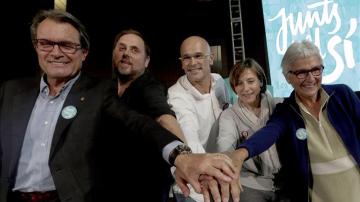 Oriol Junqueras junto a los candidatos de Junts pel Sí, en un acto este viernes.