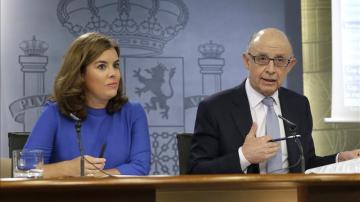 Soraya Sáenz de Santamaría y el ministro de Hacienda, Cristóbal Montoro en una reunión