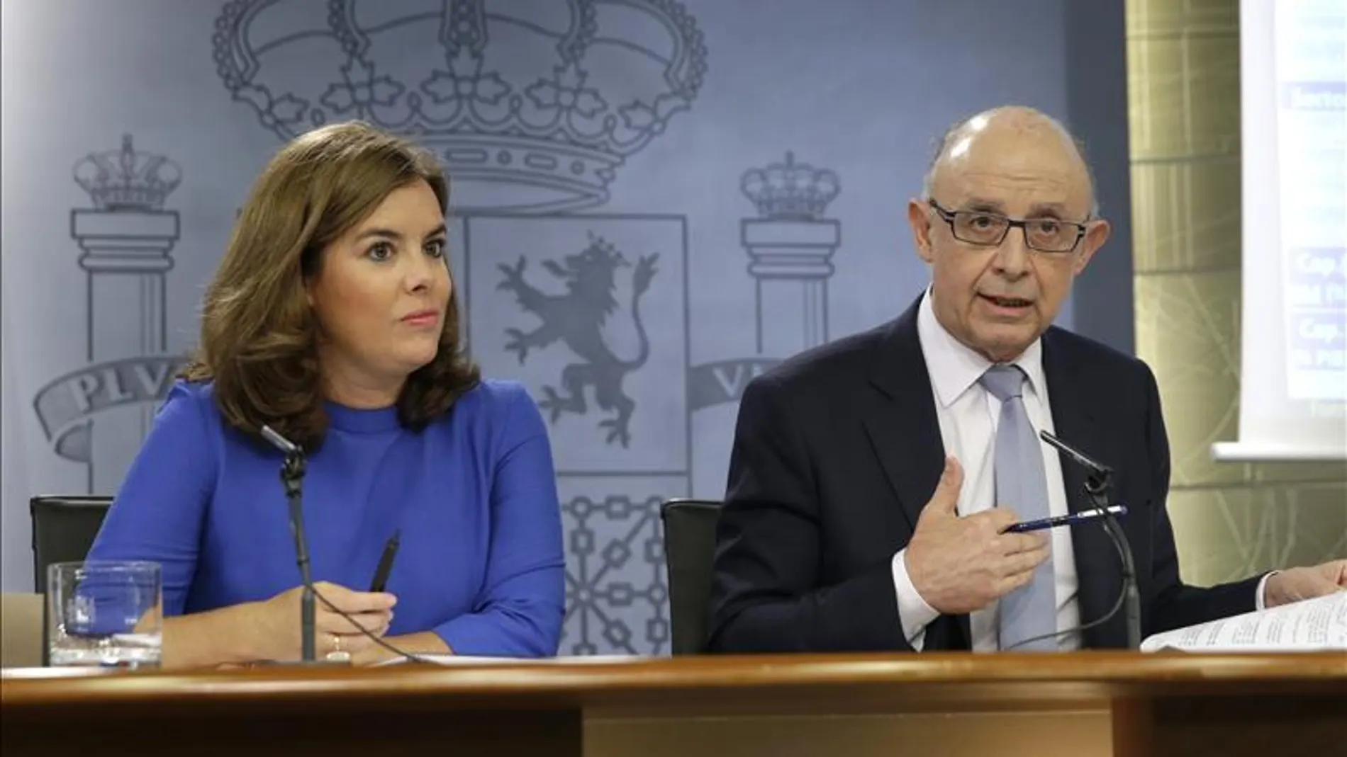 Soraya Sáenz de Santamaría y el ministro de Hacienda, Cristóbal Montoro en una reunión