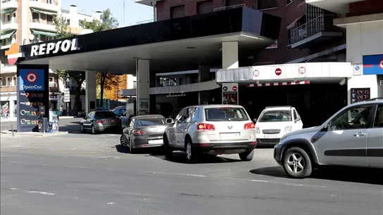 Cola de automóviles a la entrada de una gasolinera Cola de automóviles a la entrada de una gasolinera