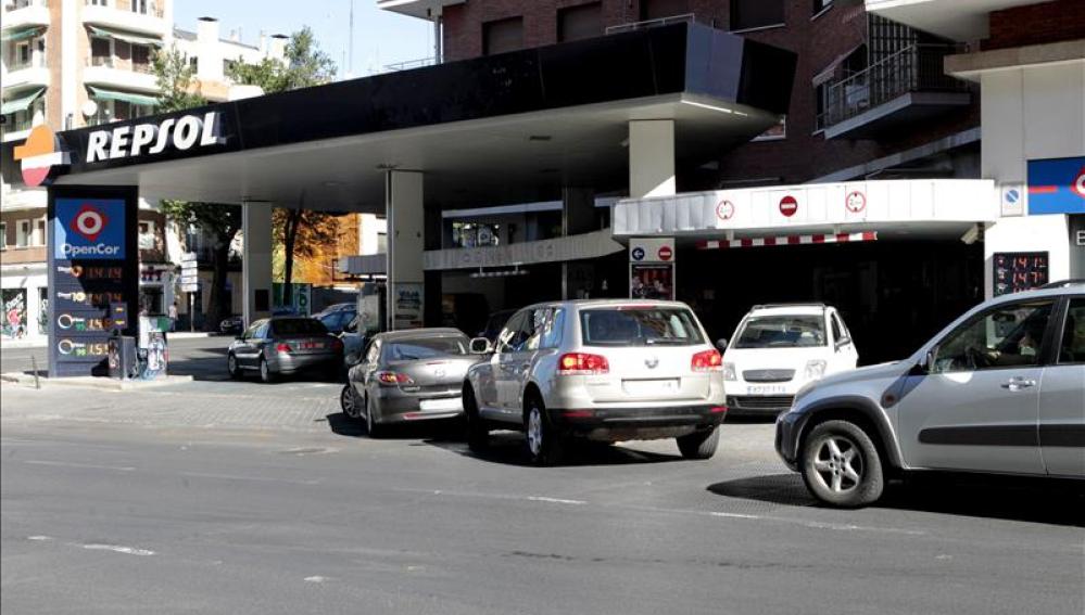 Cola de automóviles a la entrada de una gasolinera