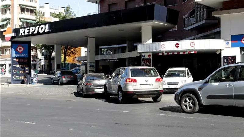 Cola de automóviles a la entrada de una gasolinera