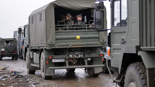 Vehículos militares en un campo improvisado para refugiados cerca de Roszke Vehículos militares en un campo improvisado para refugiados cerca de Roszke