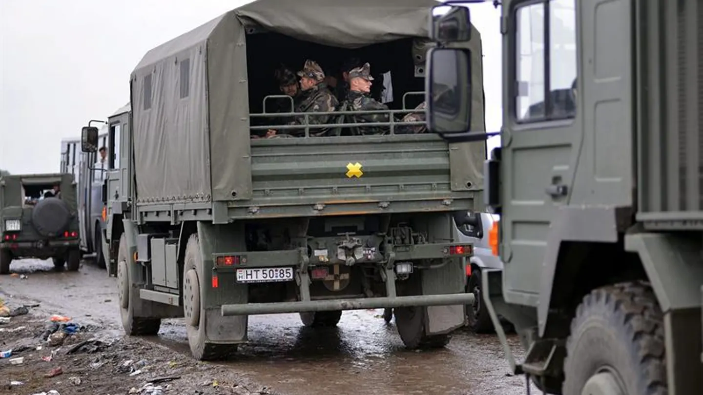 Vehículos militares en un campo improvisado para refugiados cerca de Roszke Vehículos militares en un campo improvisado para refugiados cerca de Roszke
