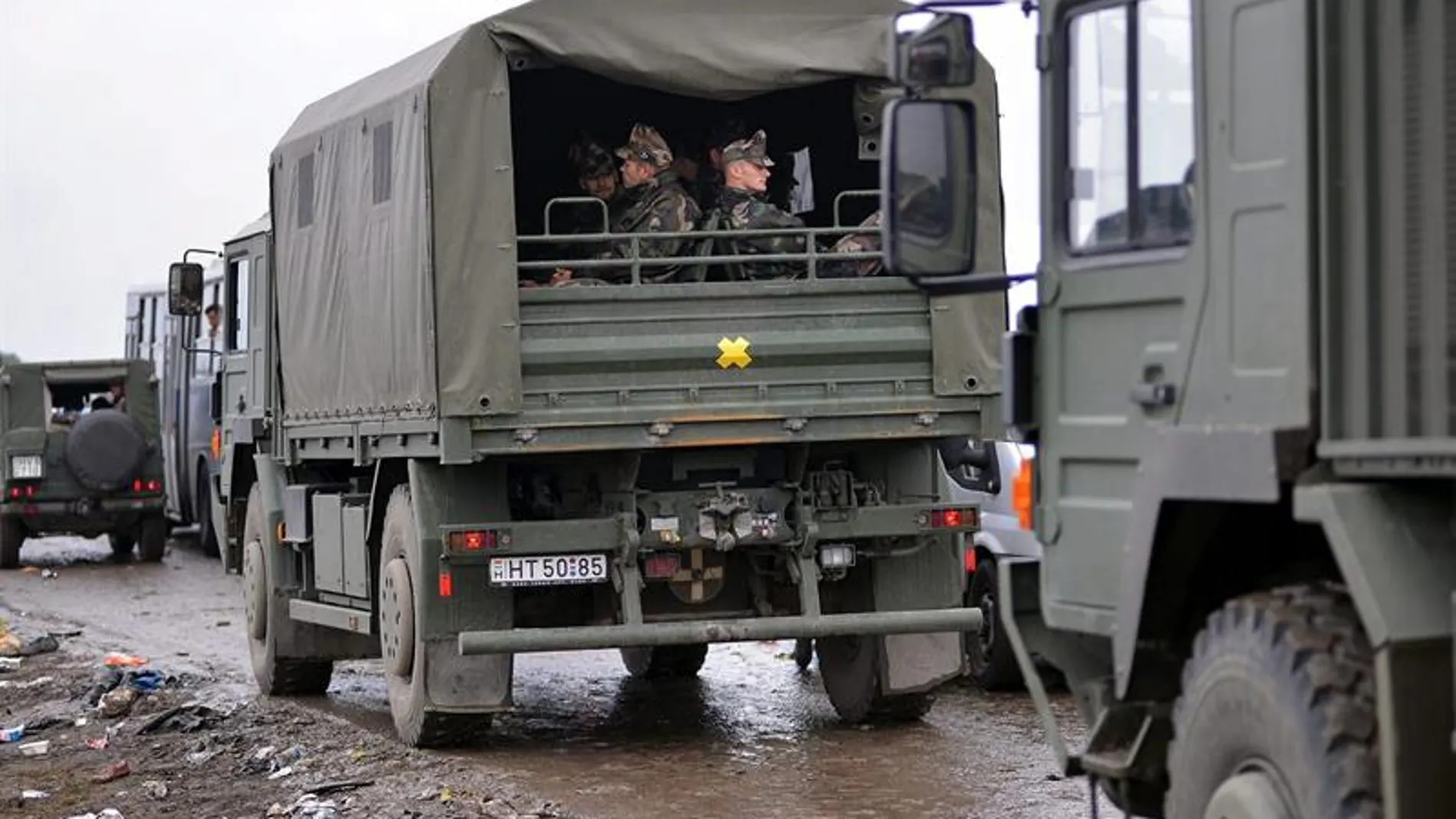 Vehículos militares en un campo improvisado para refugiados cerca de Roszke
